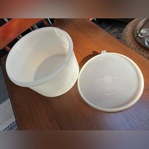 VTG Tupperware Cream/Sheer Round 20 cup Container #267, with lid #230.Stackable.